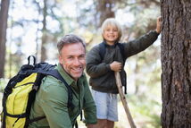 zwei Wandernde im Wald